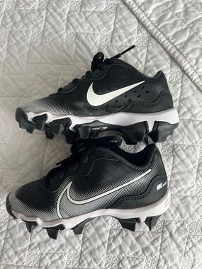 Nike Kids Black and White Baseball Cleats